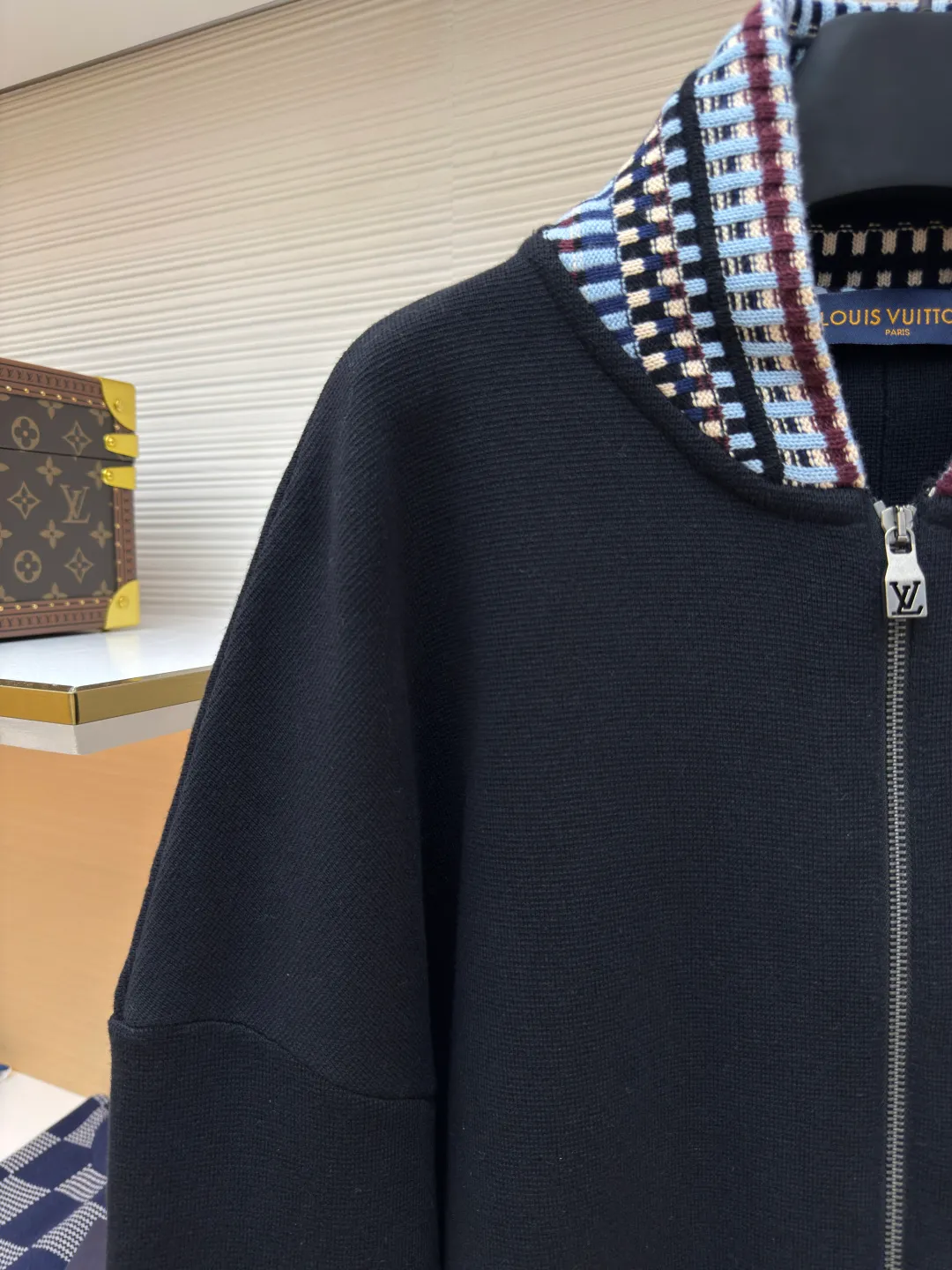 LOUIS VUITTON LOGO embroidered knitted flight jacket ●Authentic product: purchased and developed by 22349 ●Item number: 1680040-B70 ●Fabric: combed cotton yarn fabric ●Technology: knitted production ●Version: fitted version ●Weight: about 830 grams ●Size: XS-S-M-L ●Description: Made of combed cotton yarn It adopts German imported machine (SOTO) 14 knitting machine, the jacquard part adopts Japanese (Shima Seiki) 7-needle knitting, wool jacquard, imported embroidery, customized 1:1 zipper and customized 1:1 trademark. The overall wiring is straight and delicate, the fabric is comfortable and soft, and the color is consistent without color difference. It can be matched with the same style to create a fashionable look and control various occasions. Customized accessories, complete with three standards, same style for men and women!